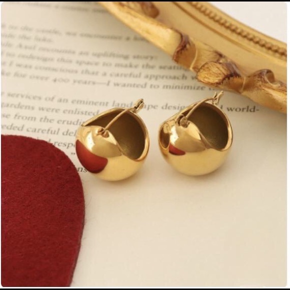 New!! Minimalist Golden Earrings. - Picture 6 of 7